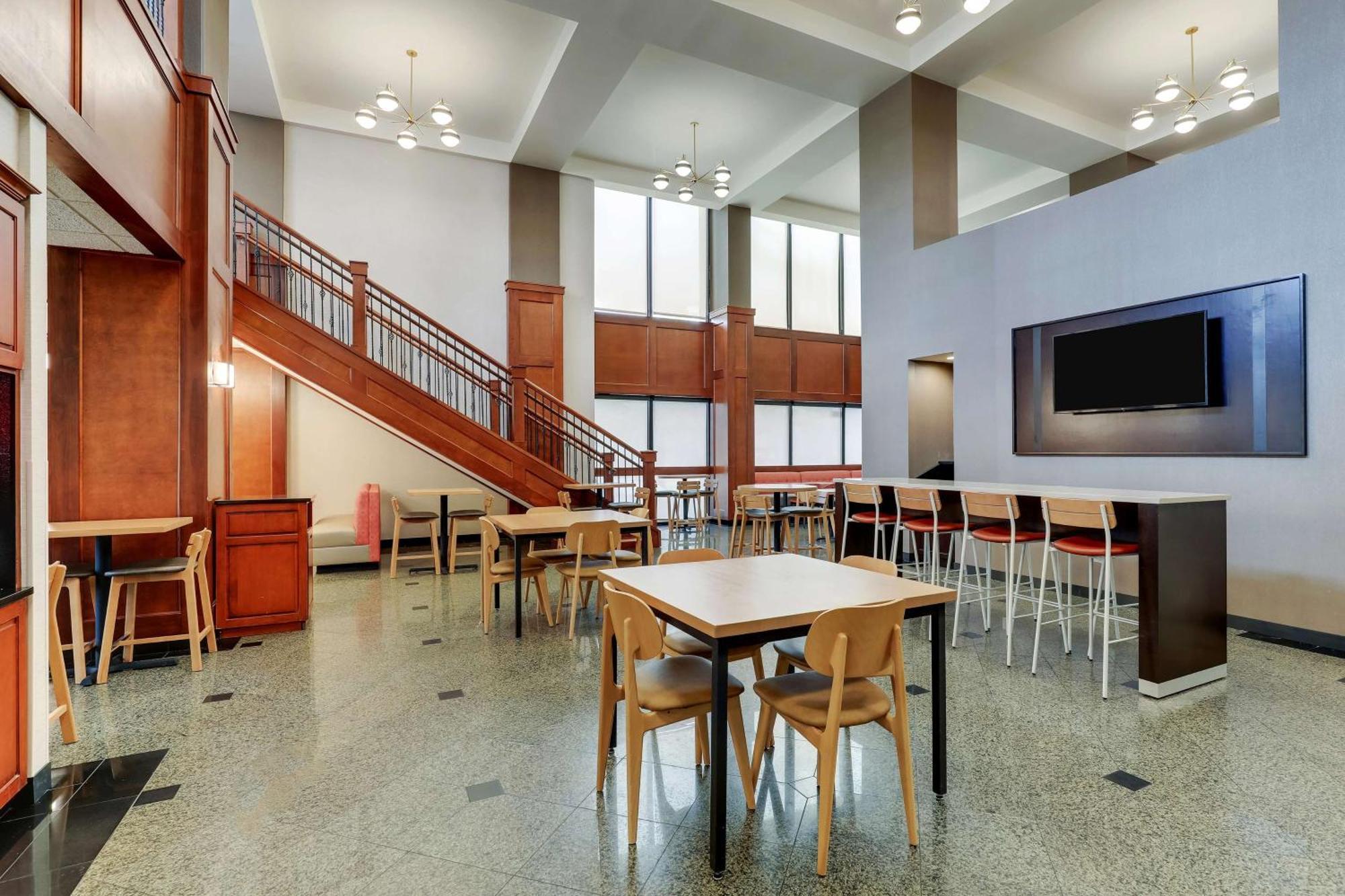 Drury Inn & Suites Birmingham Lakeshore Drive Bagian luar foto